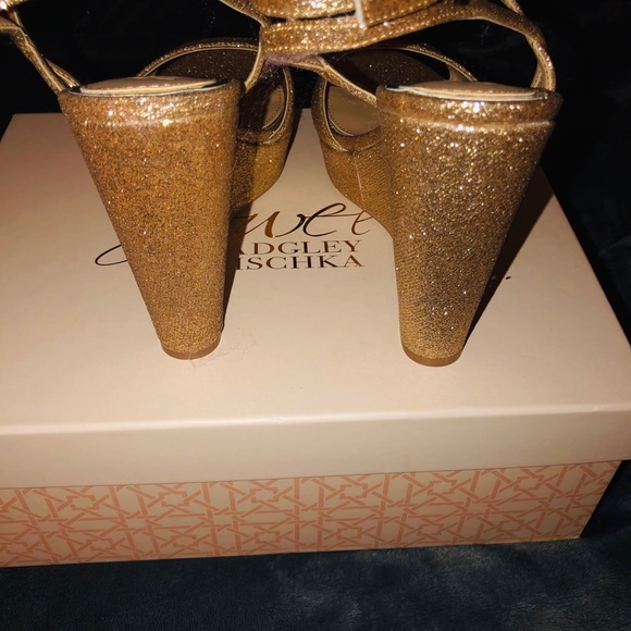 NWOT Glamorous Gold Jewel Badgley Mischka Size 8 - Picture 5 of 6